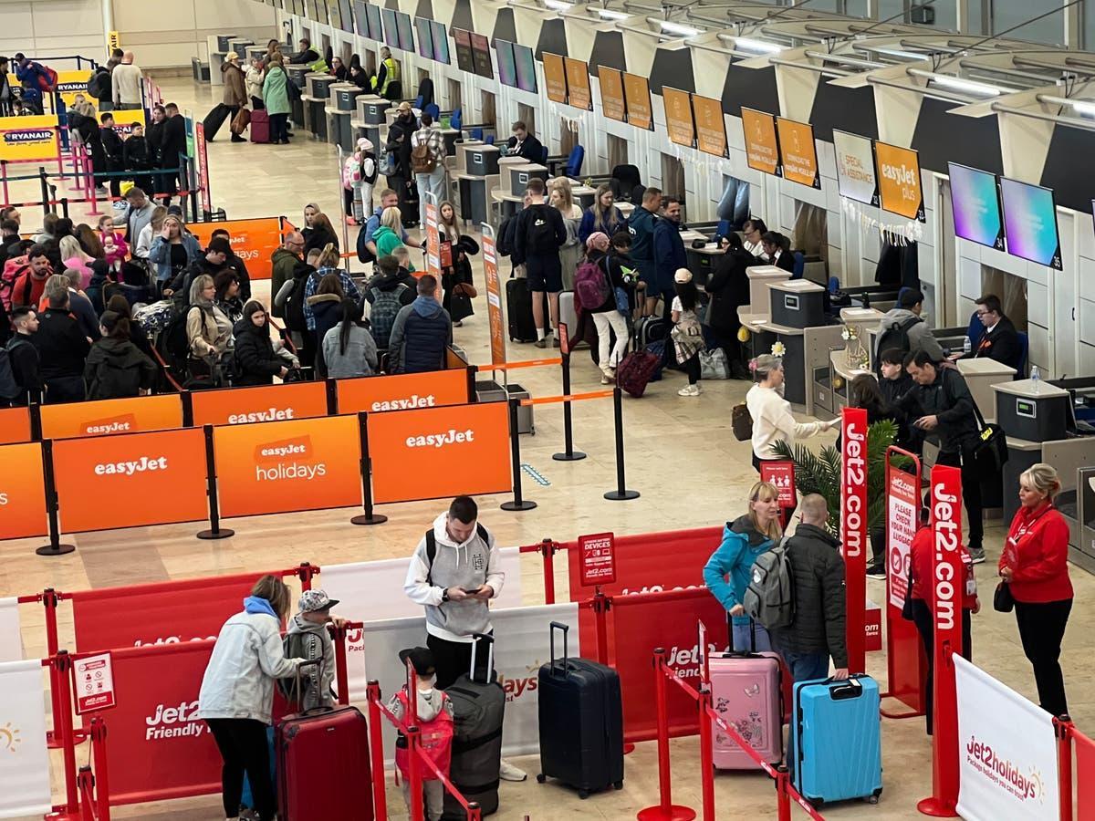 UK Airport Runway Closed by Snow, Passengers Face Flight Disruptions